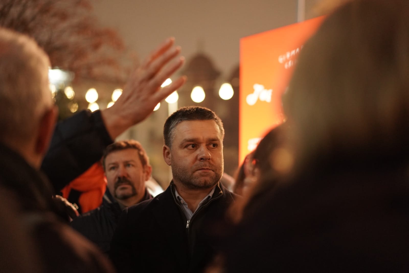 Ciucu intră în podcast: Primarul Capitalei vrea să explice administrația „prin ochii săi” Primarul General al Bucureștiului, Ciprian Ciucu, a anunțat lansarea unui podcast dedicat politicilor și administrației locale, potrivit unui mesaj publicat pe pagina sa de Facebook