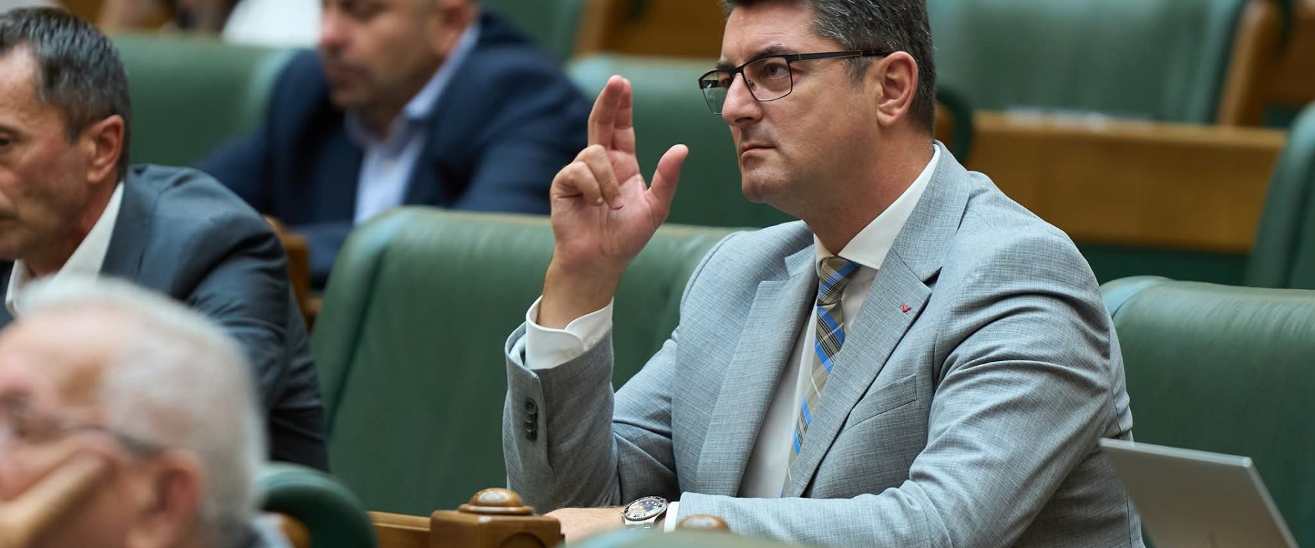 Senatori aur, respinși la decontarea cheltuielilor pentru un eveniment din sua Trei senatori din partea Alianței pentru Unirea Românilor (AUR) au solicitat decontarea din fonduri publice a cheltuielilor de transport, cazare și diurnă pentru participarea la un eveniment organizat în Statele Unite ale Americii, intitulat „Alianța Națiunilor Suverane”