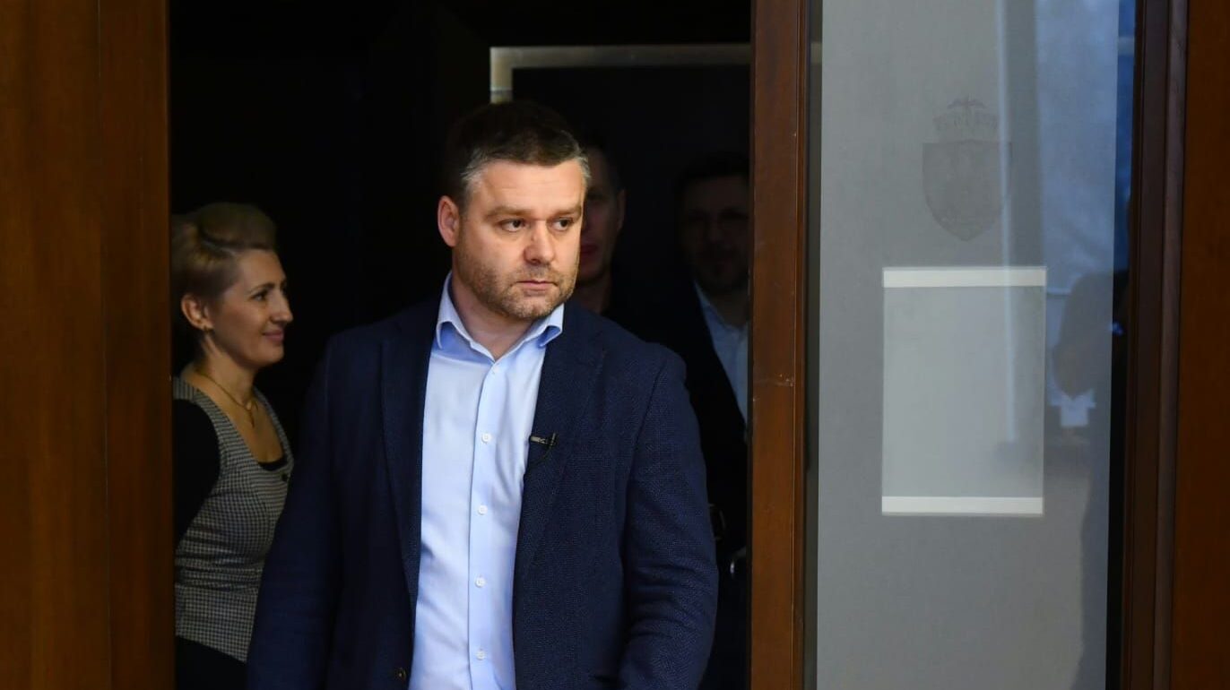 Primăria Capitalei reduce 400 de posturi prin comasare de instituții Primarul general al Capitalei, Ciprian Ciucu, a anunțat o restructurare majoră în cadrul instituției, prin comasarea a zece direcții subordonate