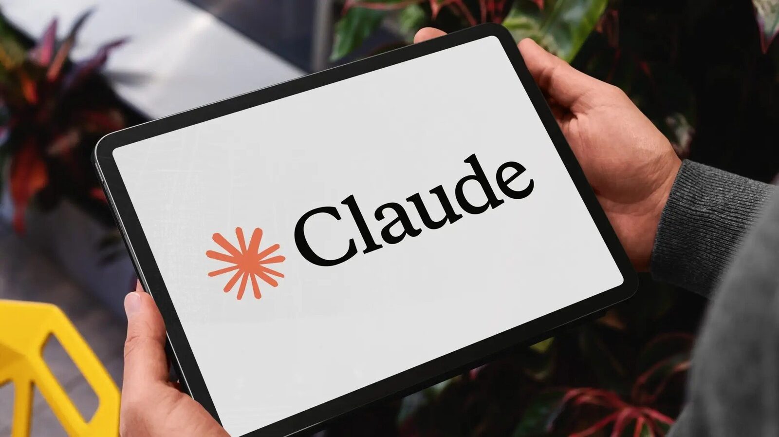 Claude, inteligența artificială care vrea să lucreze direct pe calculatorul tău Compania Anthropic a făcut publică o actualizare majoră pentru modelele sale de inteligență artificială Claude Code și Claude Cowork