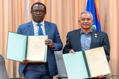 BELIZE ȘI GUYANA, PARTENERE ÎN PROTEJAREA PĂDURILOR TROPICALE GEORGETOWN, Guyana – Belize și Guyana au semnat un memorandum de înțelegere (MoU) pentru a consolida cooperarea în domeniul conservării, gestionării durabile și protejării pădurilor
