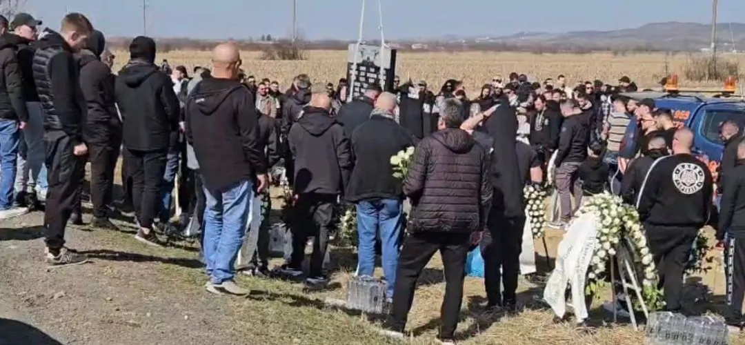 Doliu și solidaritate la locul tragediei din Timiș: Suporteri greci și români, uniți în comemorare Sâmbătă, la locul accidentului tragic din Timiș, au fost prezenți suporteri ai echipei PAOK Salonic, veniți din Grecia, pentru a aduce un omagiu celor care și-au pierdut viața