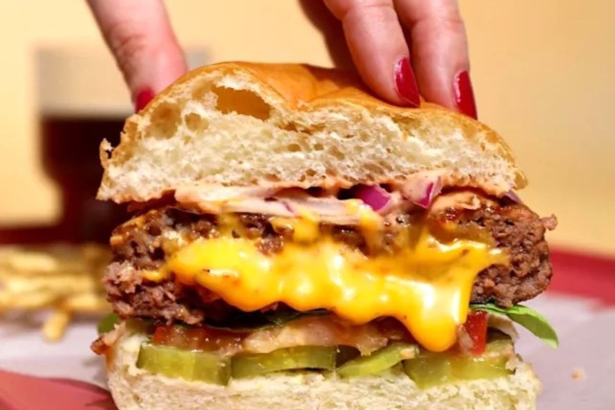 Un cheeseburger din New York face senzație, ridicând standardele gastronomice Un cheeseburger servit la restaurantul One White Street din New York City a stârnit un val de entuziasm, mulți clienți considerându-l „cel mai bun burger din oraș”