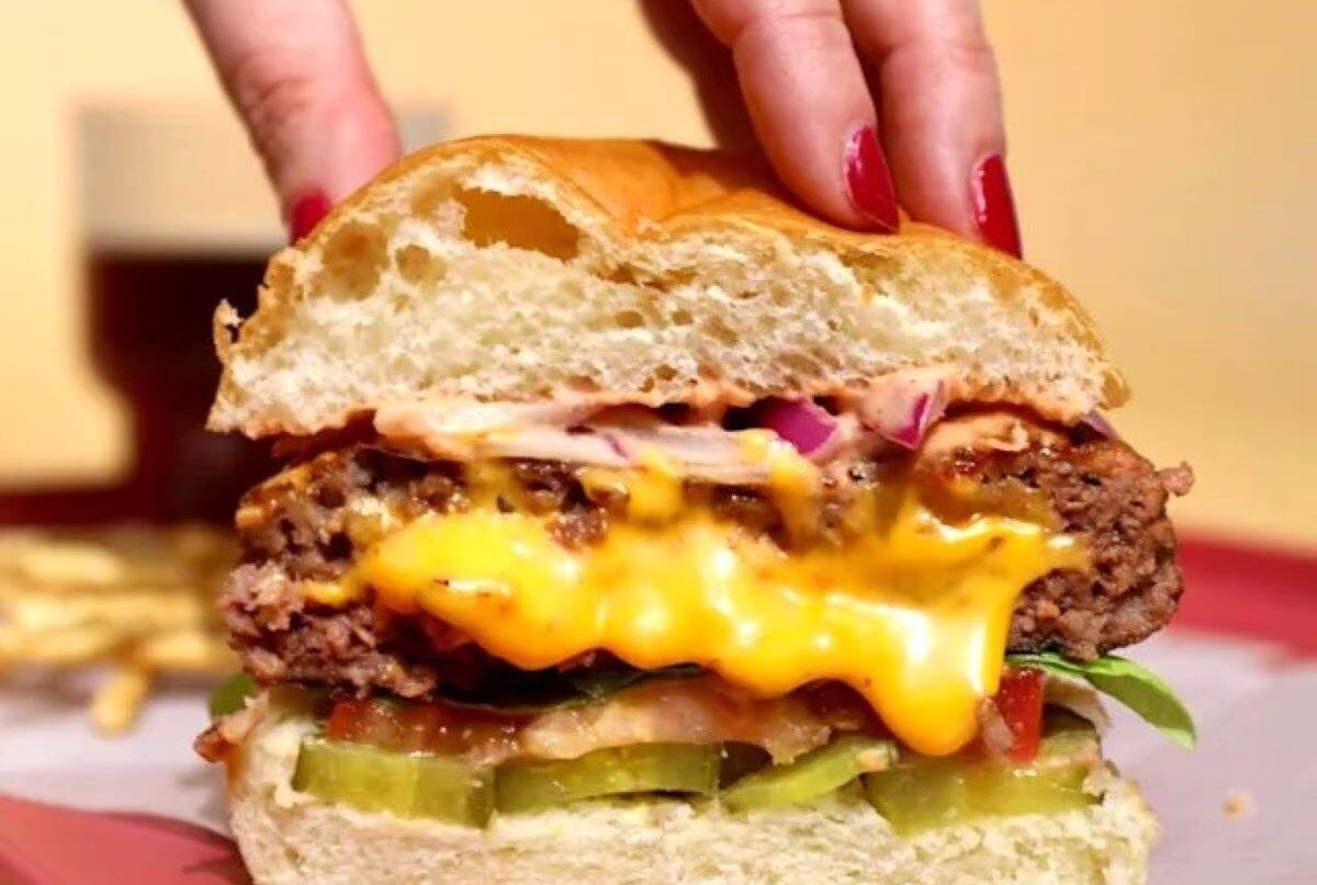 Un cheeseburger din New York face senzație, ridicând standardele gastronomice Un cheeseburger servit la restaurantul One White Street din New York City a stârnit un val de entuziasm, mulți clienți considerându-l „cel mai bun burger din oraș”