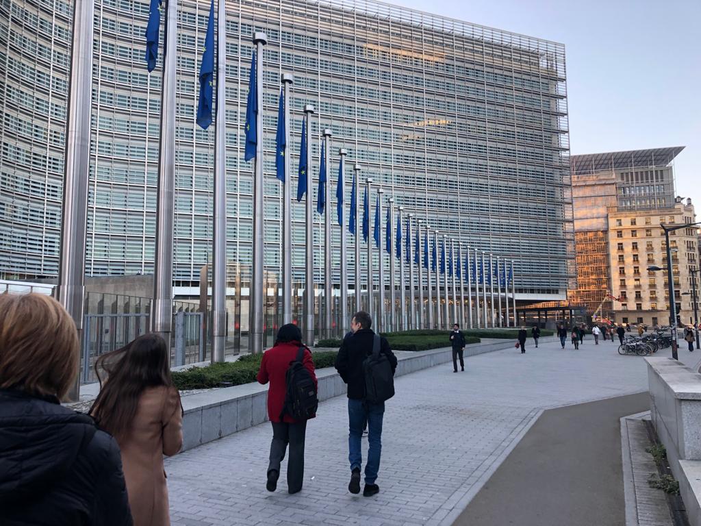 Franța primește finanțare europeană masivă pentru reînarmare Uniunea Europeană a aprobat un pachet de împrumuturi de aproximativ 15 miliarde de euro pentru a sprijini Franța în proiectele sale de reînarmare, conform unei decizii anunțate miercuri de Comisia Europeană