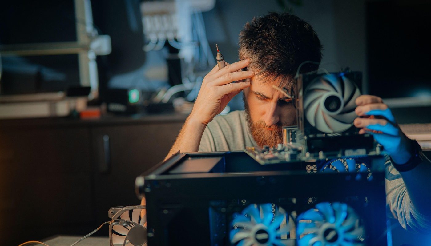 Atenție la componentele PC second-hand: riscuri ascunse și economii iluzorii Cumpărarea de componente pentru calculator la mâna a doua poate părea o soluție atractivă pentru economisirea banilor, însă vine la pachet cu o serie de riscuri importante