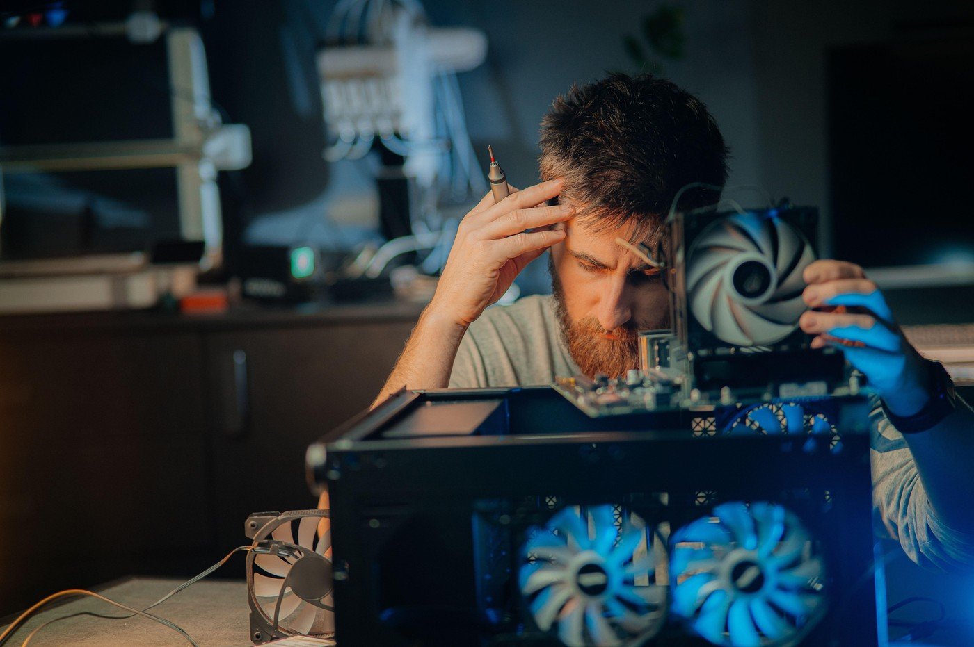 Atenție la componentele PC second-hand: riscuri ascunse și economii iluzorii Cumpărarea de componente pentru calculator la mâna a doua poate părea o soluție atractivă pentru economisirea banilor, însă vine la pachet cu o serie de riscuri importante