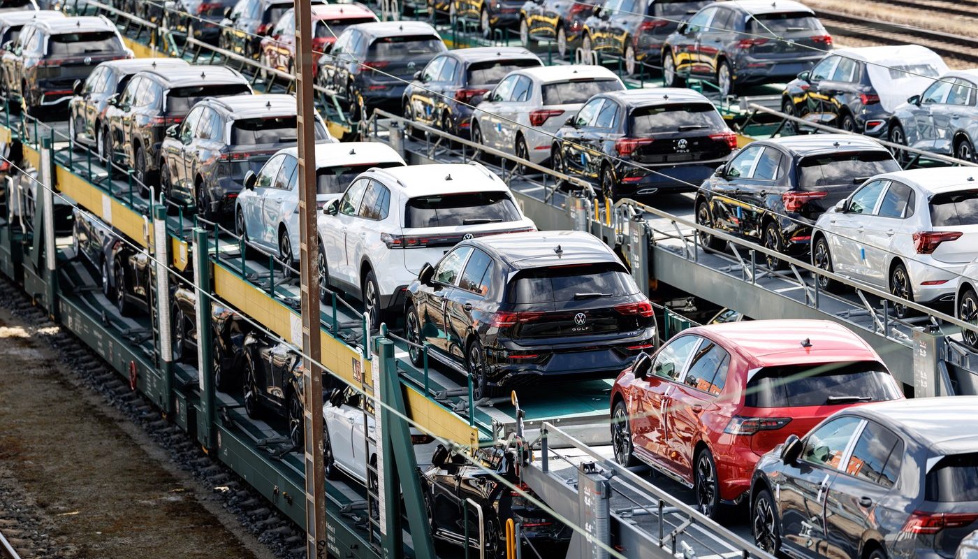 Volkswagen respinge planurile de restructurare radicală în Germania, propuse de consultanți Gigantul auto Volkswagen a respins propunerile consultanților de a închide mai multe fabrici din Germania și de a reloca producția în țări cu costuri mai mici