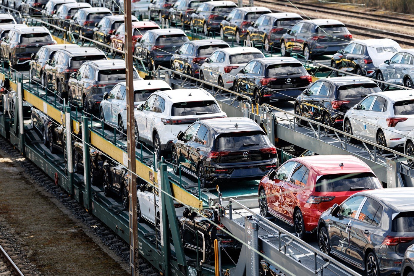Volkswagen respinge planurile de restructurare radicală în Germania, propuse de consultanți Gigantul auto Volkswagen a respins propunerile consultanților de a închide mai multe fabrici din Germania și de a reloca producția în țări cu costuri mai mici