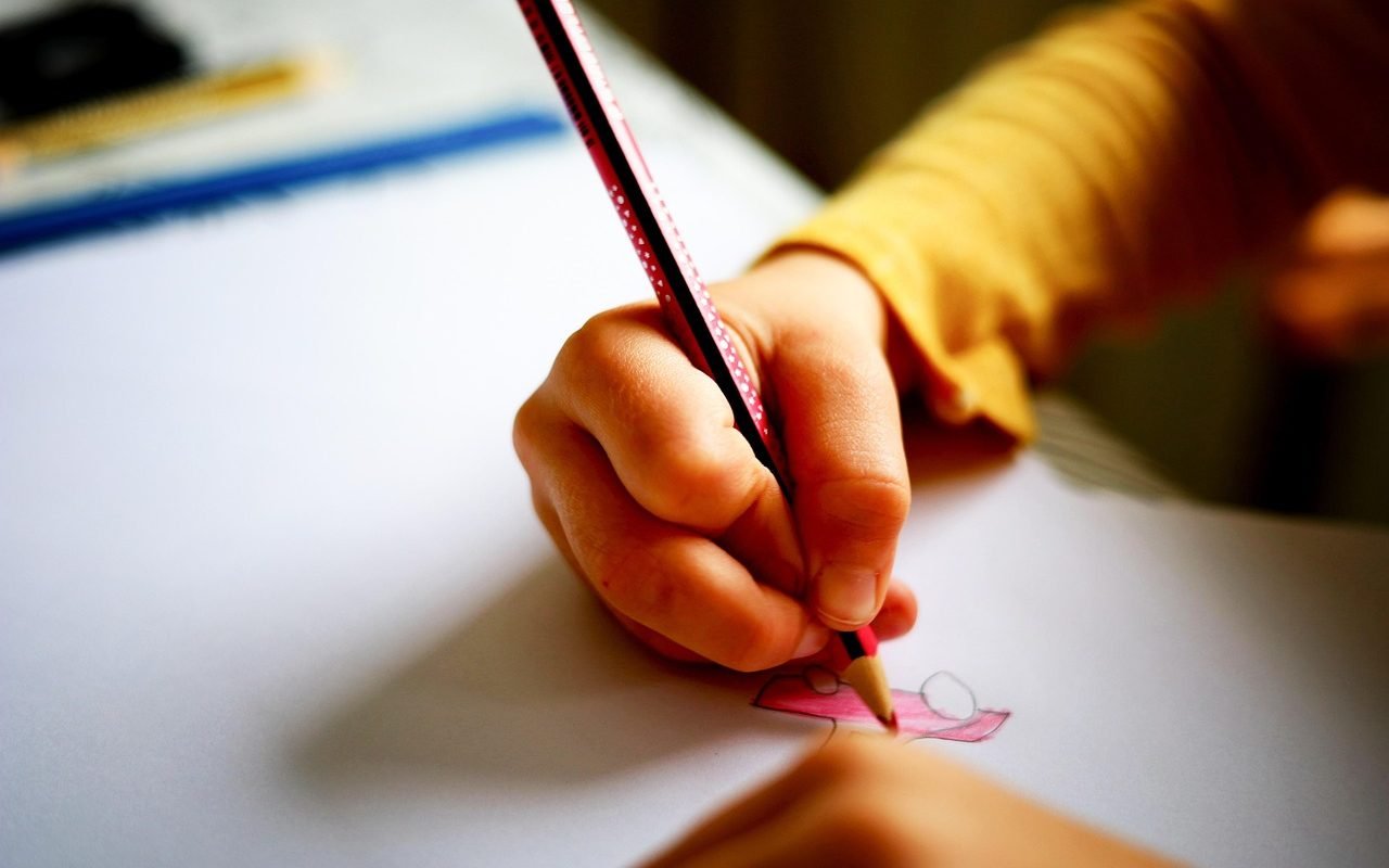 Probleme de postură în rândul elevilor: Aproape jumătate dintre copiii din București și Ilfov nu stau corect Un studiu recent realizat de Asociația Kinetobebe arată că aproape jumătate dintre elevii din București și Ilfov au probleme de postură, ceea ce poate afecta sănătatea și performanța școlară