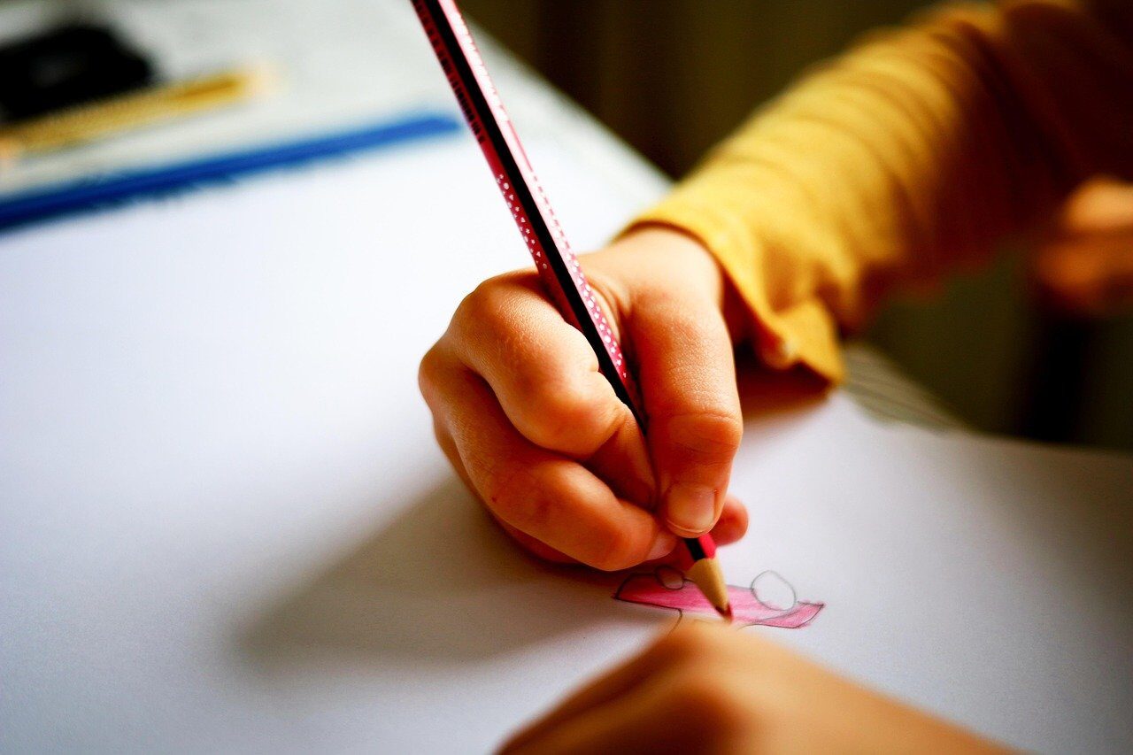 Probleme de postură în rândul elevilor: Aproape jumătate dintre copiii din București și Ilfov nu stau corect Un studiu recent realizat de Asociația Kinetobebe arată că aproape jumătate dintre elevii din București și Ilfov au probleme de postură, ceea ce poate afecta sănătatea și performanța școlară