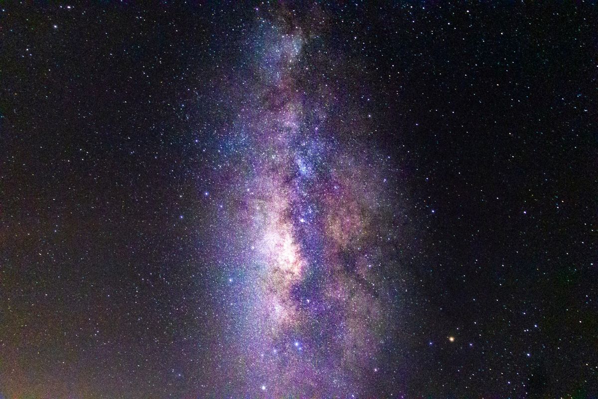 Un cocktail cosmic cu aromă de zmeură? Misterele norului molecular din centrul galaxiei noastre Astronomii continuă să exploreze universul, descoperind fenomene uimitoare, de la exoplanete cu miros de ouă stricate la asteroizi bogați în metale prețioase