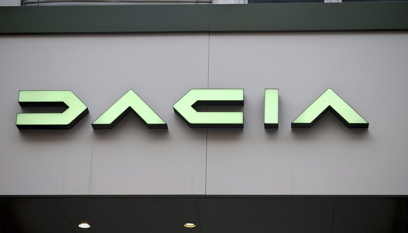 Dacia critică noile reglementări europene și pune accent pe pragmatism Constructorul autohton Dacia adoptă o abordare pragmatică în fața noilor reglementări europene, criticând presiunile legislative care, potrivit companiei, cresc costurile și afectează prețurile finale ale automobilelor