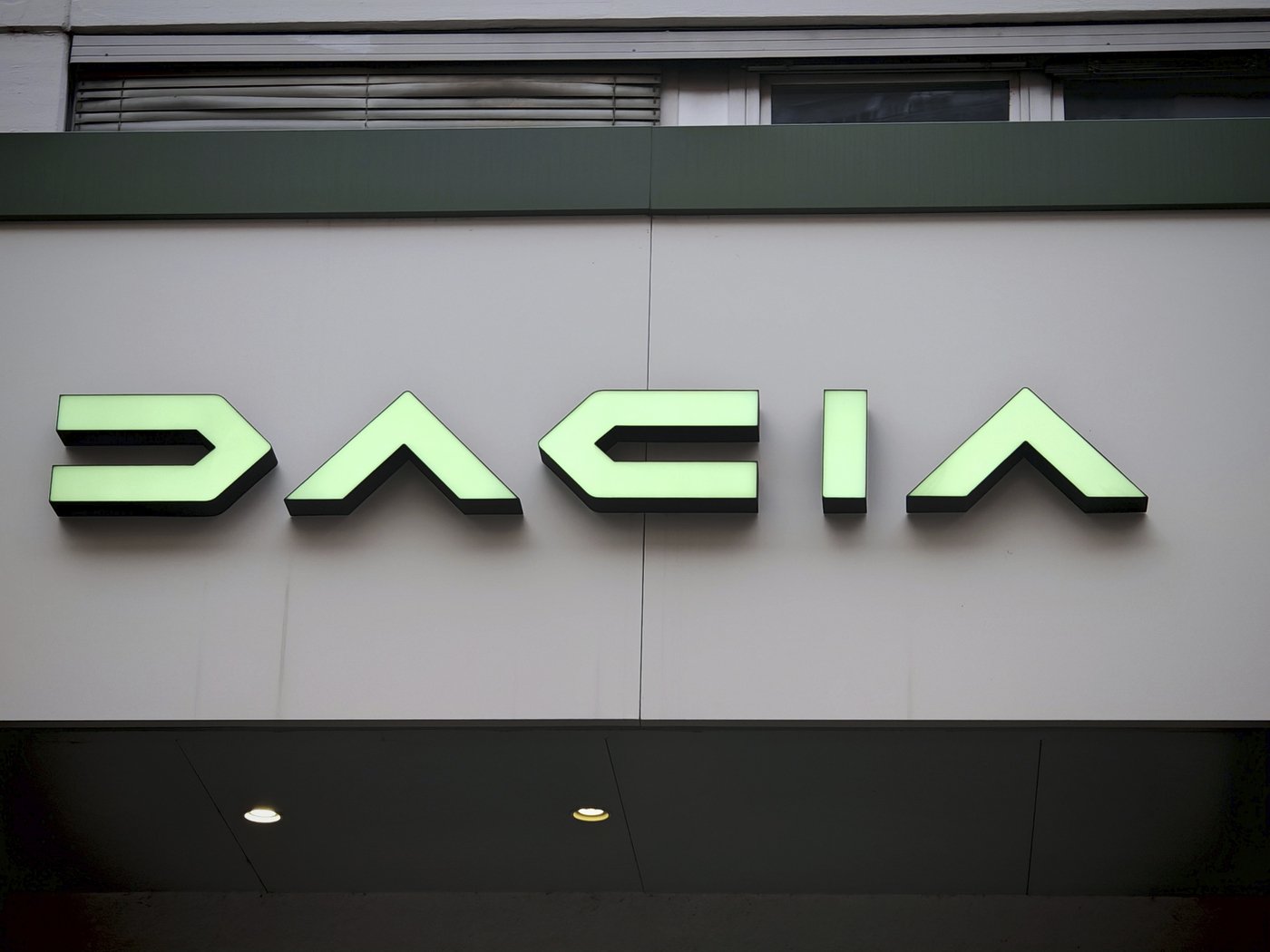 Dacia critică noile reglementări europene și pune accent pe pragmatism Constructorul autohton Dacia adoptă o abordare pragmatică în fața noilor reglementări europene, criticând presiunile legislative care, potrivit companiei, cresc costurile și afectează prețurile finale ale automobilelor