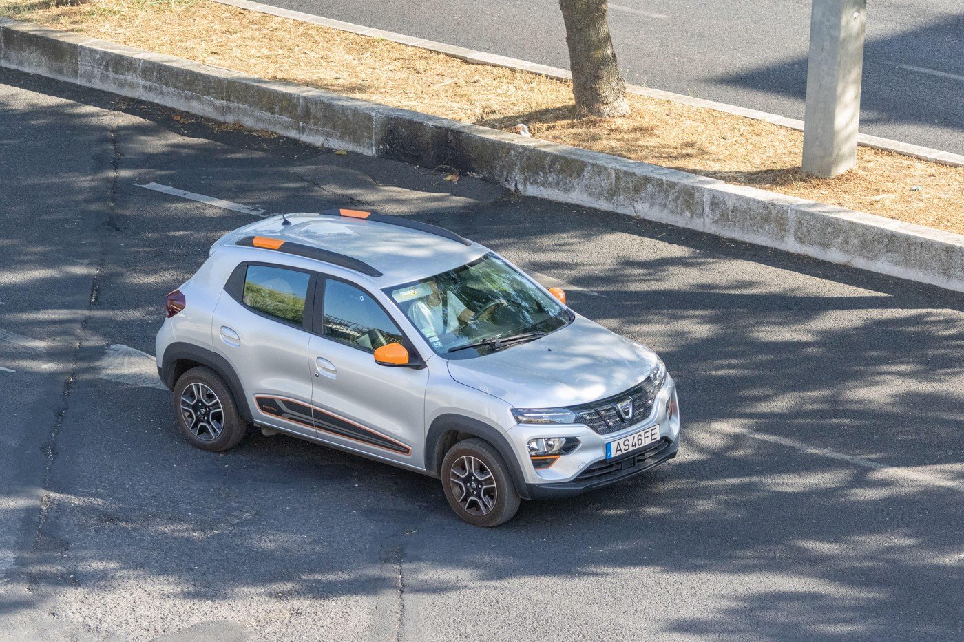 Dacia Spring, de la „low-cost” la concurent serios în segmentul electric Modelul electric Dacia Spring traversează o transformare notabilă, evoluând de la statutul de vehicul electric „accesibil” la o alternativă competitivă în segmentul auto urban