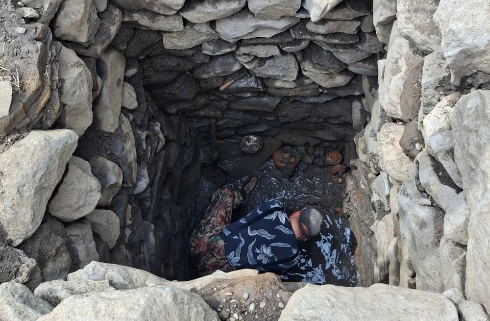 Descoperire arheologică inedită în situl roman de la Călugăreni: o fântână transformată în capsulă a timpului Un sit arheologic din județul Mureș, cunoscut pentru importanța sa în istoria romană a Daciei, a scos la iveală o fântână care s-a transformat într-o veritabilă capsulă a timpului