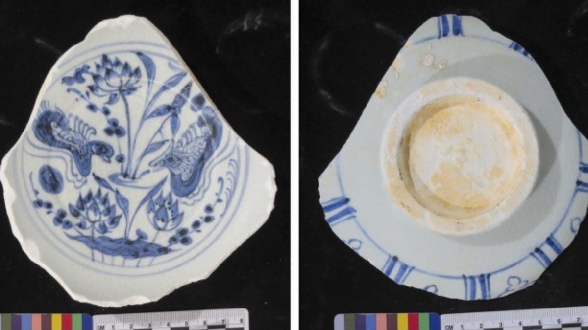 Descoperire spectaculoasă: O epavă medievală dezvăluie o comoară de porțelan chinezesc O epavă maritimă descoperită recent în apropierea coastelor Singapore-ului a scos la iveală o încărcătură impresionantă de porțelan chinezesc albastru-și-alb, datând din secolul al XIV-lea