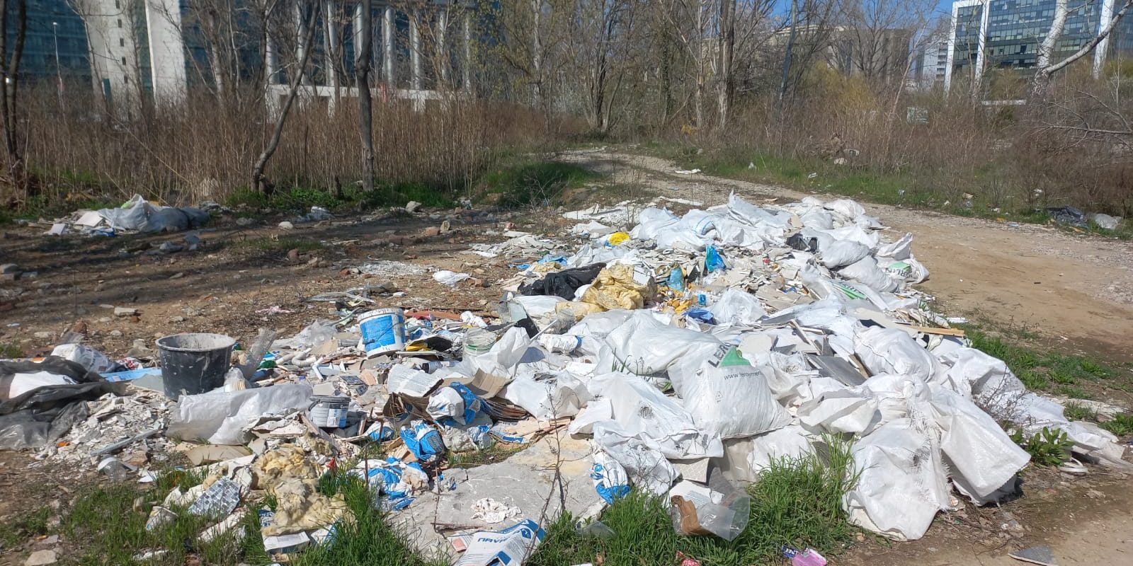 Proiect de lege pentru limitarea importului de produse second-hand Ministerul Mediului, Apelor și Pădurilor a lansat în dezbatere publică un proiect de ordonanță de urgență menit să reglementeze mai strict importul de produse second-hand, ca răspuns la creșterea volumului de deșeuri generate de aceste bunuri