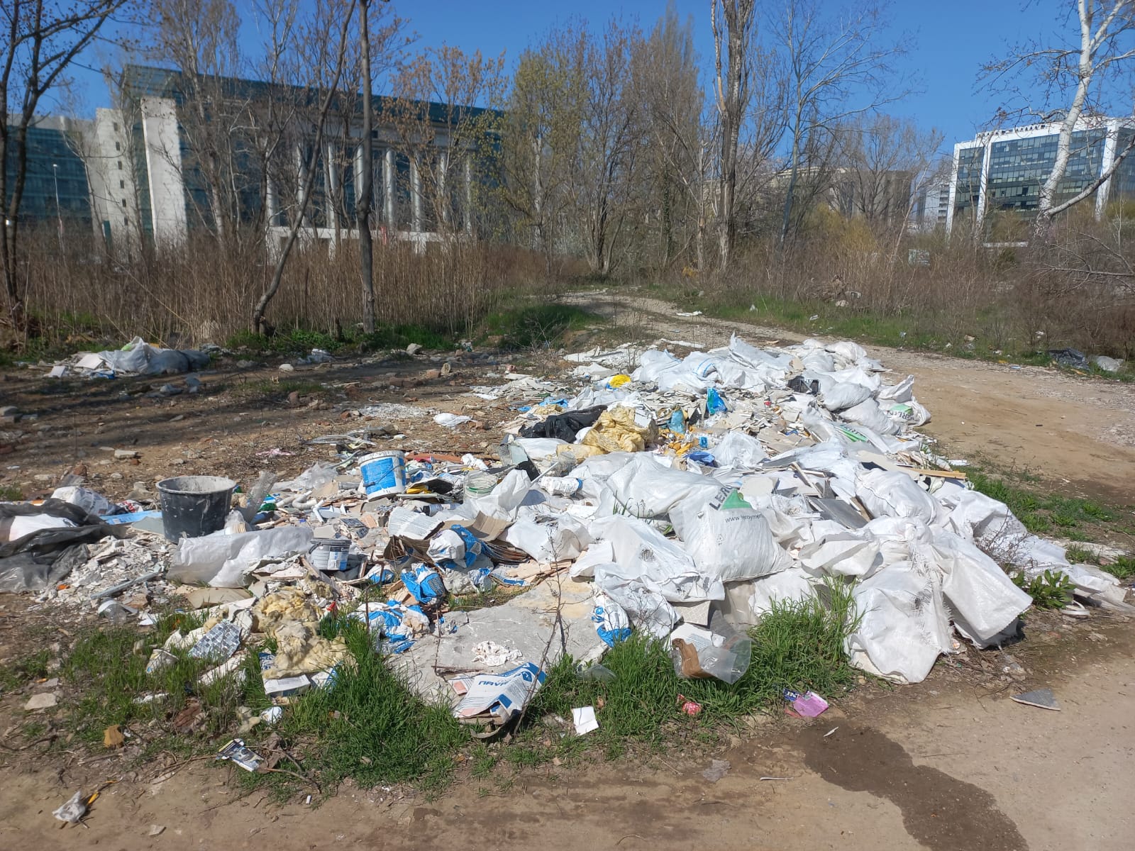 Proiect de lege pentru limitarea importului de produse second-hand Ministerul Mediului, Apelor și Pădurilor a lansat în dezbatere publică un proiect de ordonanță de urgență menit să reglementeze mai strict importul de produse second-hand, ca răspuns la creșterea volumului de deșeuri generate de aceste bunuri