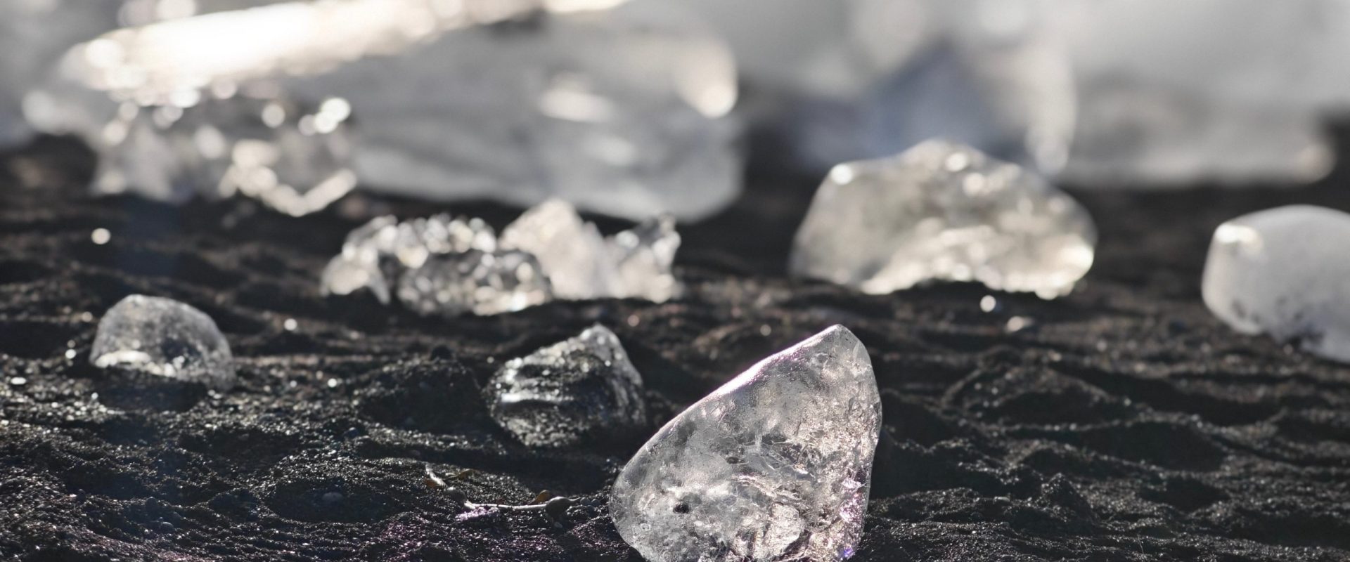 Oamenii de știință chinezi au creat un diamant mai dur decât cel natural Un grup de cercetători a reușit să reproducă în laborator condițiile necesare pentru a crea un tip de diamant hexagonal, despre care se spune că ar putea fi mai rezistent decât diamantul clasic