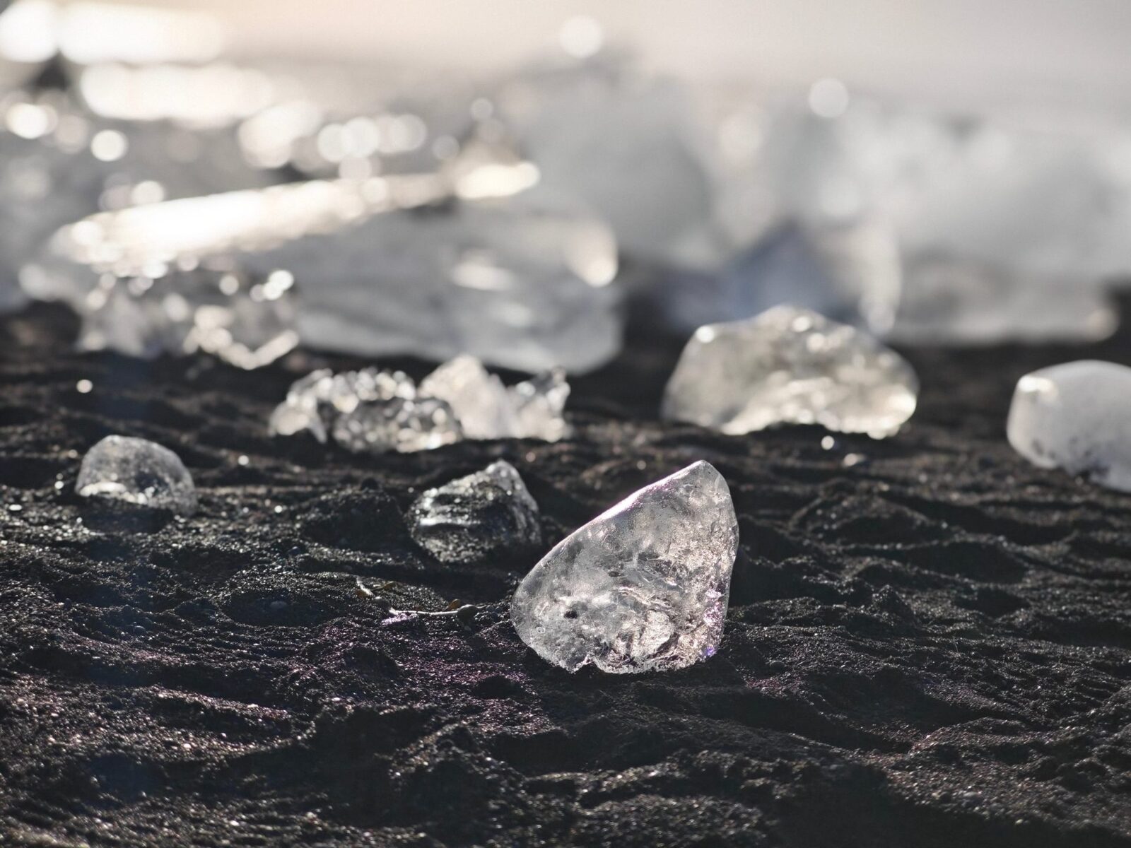 Oamenii de știință chinezi au creat un diamant mai dur decât cel natural Un grup de cercetători a reușit să reproducă în laborator condițiile necesare pentru a crea un tip de diamant hexagonal, despre care se spune că ar putea fi mai rezistent decât diamantul clasic