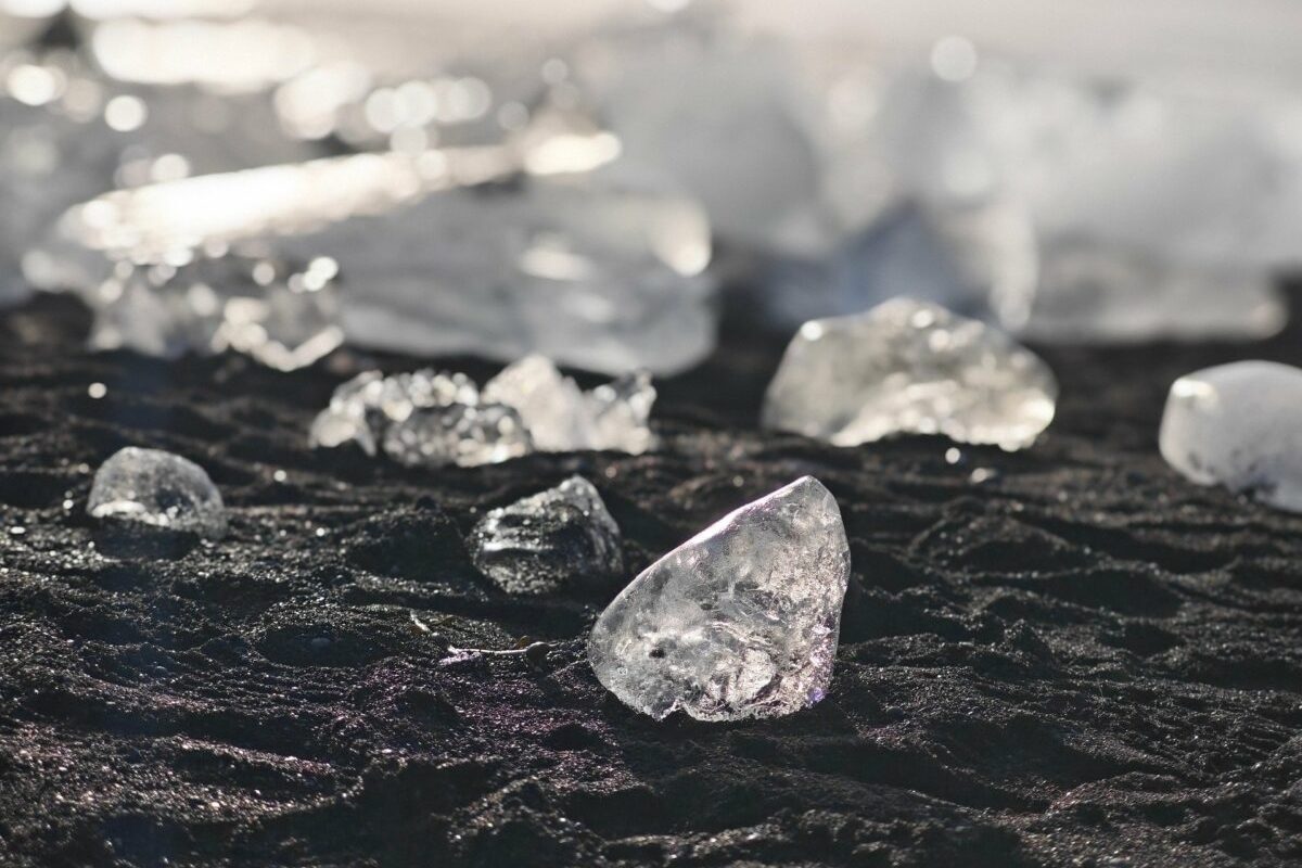 Chinezii confirmă: Diamantul hexagonal este mai dur decât cel obișnuit Cercetătorii chinezi au reușit să creeze și să testeze mostre pure din lonsdaleit, un mineral rar cunoscut și sub numele de diamant hexagonal