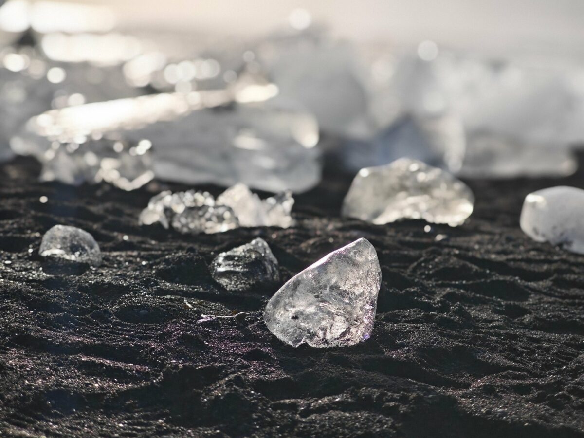 Chinezii confirmă: Diamantul hexagonal este mai dur decât cel obișnuit Cercetătorii chinezi au reușit să creeze și să testeze mostre pure din lonsdaleit, un mineral rar cunoscut și sub numele de diamant hexagonal