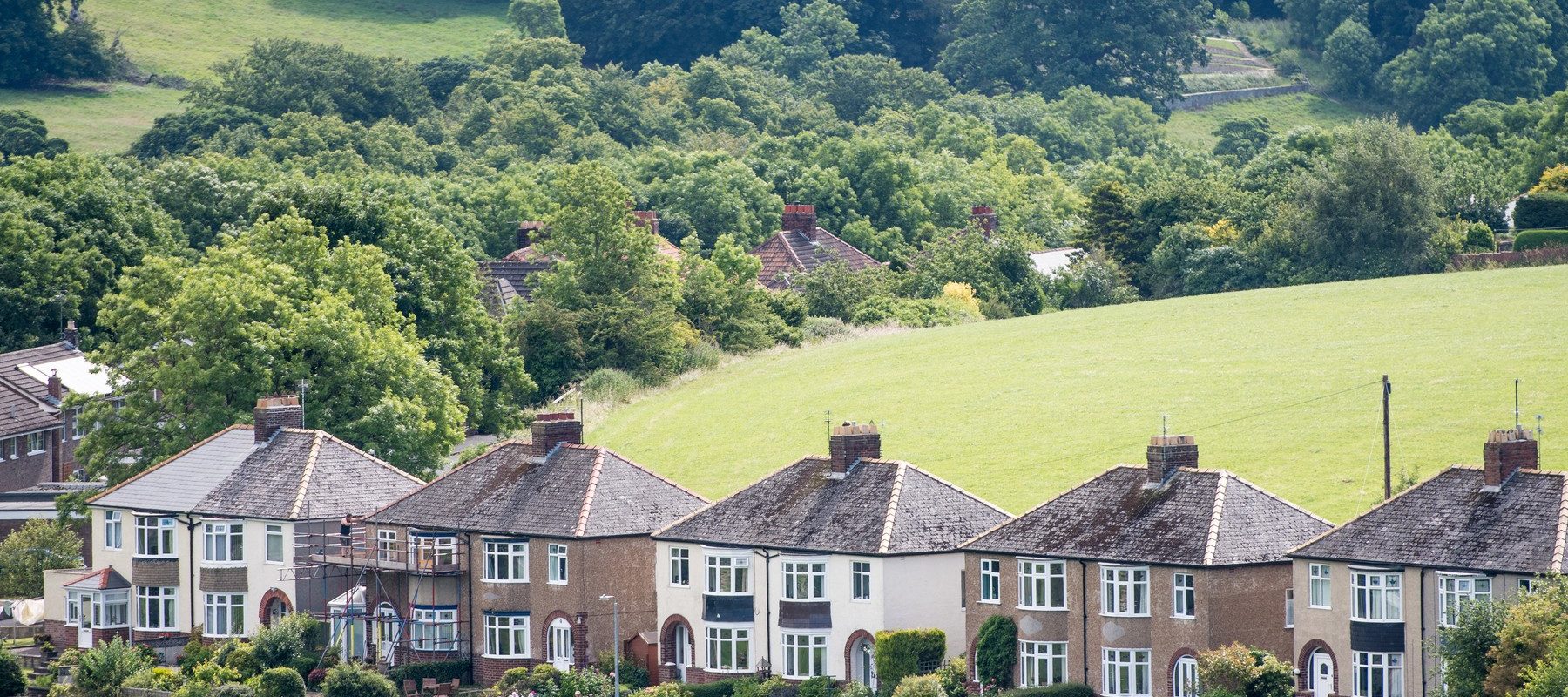 Probleme între vecini: Ce trebuie să știi despre distanța minimă legală pentru construcții Orice proprietar de teren din România trebuie să respecte o distanță minimă de 60 de centimetri față de linia de hotar atunci când construiește orice fel de structură, conform Codului Civil