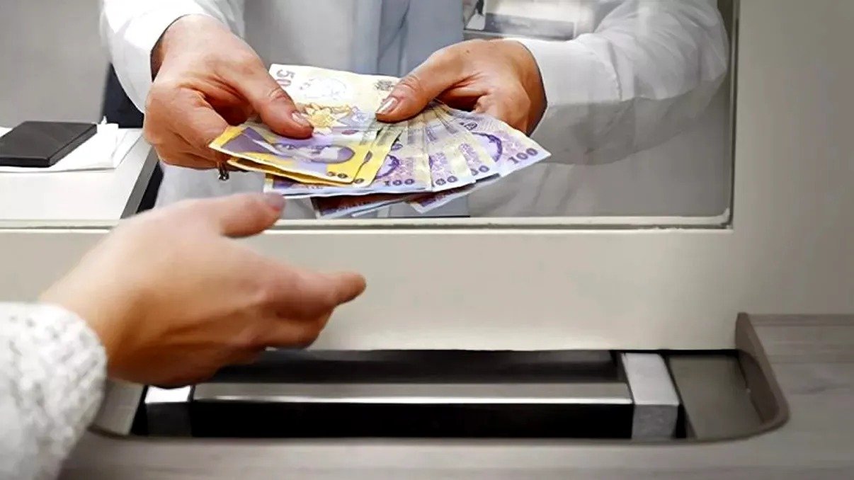 Dobânzile la credite încep să scadă, dar relaxarea financiară rămâne timidă Românii cu credite bancare vor simți o ușoară diminuare a presiunii financiare în lunile următoare, odată cu scăderea dobânzilor