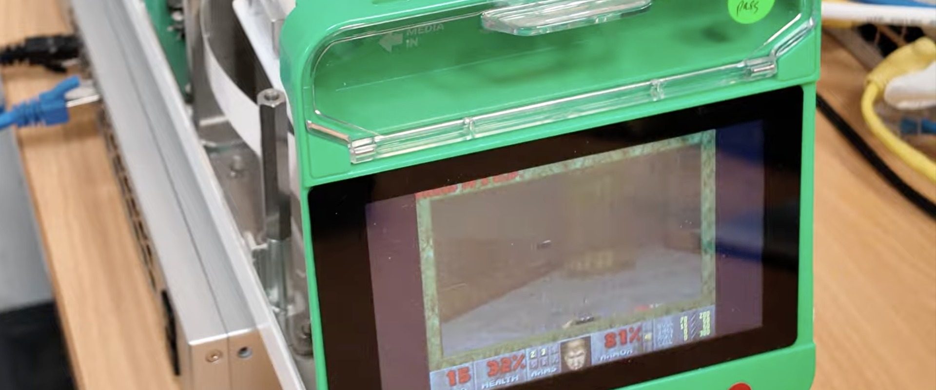 Neuronii umani joacă „Doom”: un pas important în cercetarea inteligenței biologice O companie australiană, Cortical Labs, a reușit să antreneze un sistem format din neuroni umani vii, cultivați într-un laborator, să joace celebrul joc video „Doom”