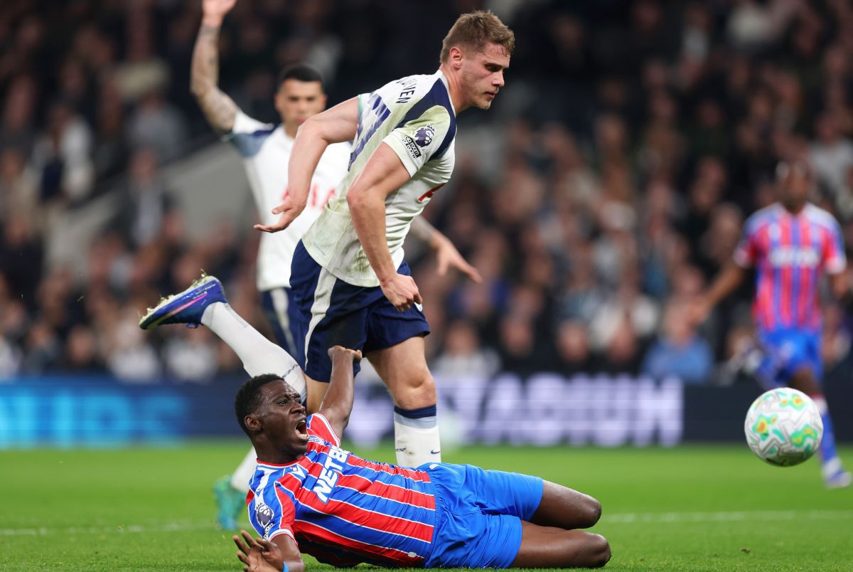 Tottenham, nevoită să joace fără Drăgușin în fața lui Crystal Palace: Londonezii pierd teren în Premier League Tottenham și Crystal Palace se înfruntă în această seară, într-un meci crucial din etapa a 29-a a Premier League