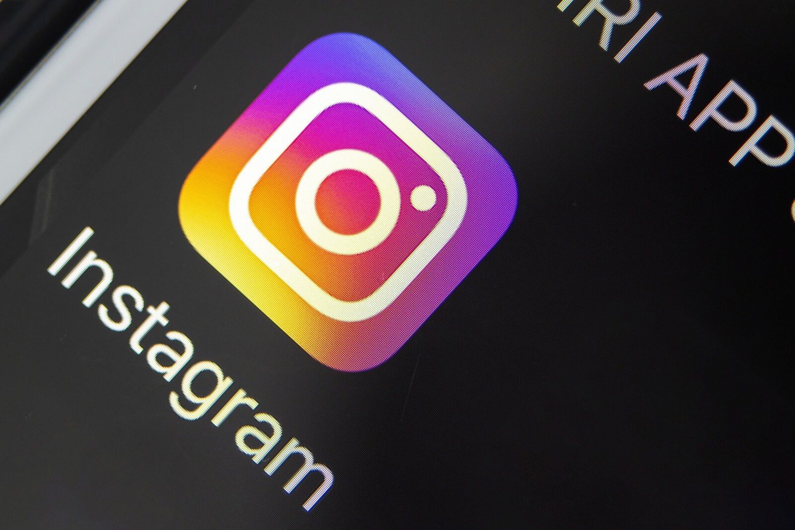 Instagram, în pană generală: Probleme majore pentru utilizatorii din întreaga lume Platforma de socializare Instagram, deținută de compania Meta, a suferit o cădere majoră miercuri, afectând utilizatori din întreaga lume