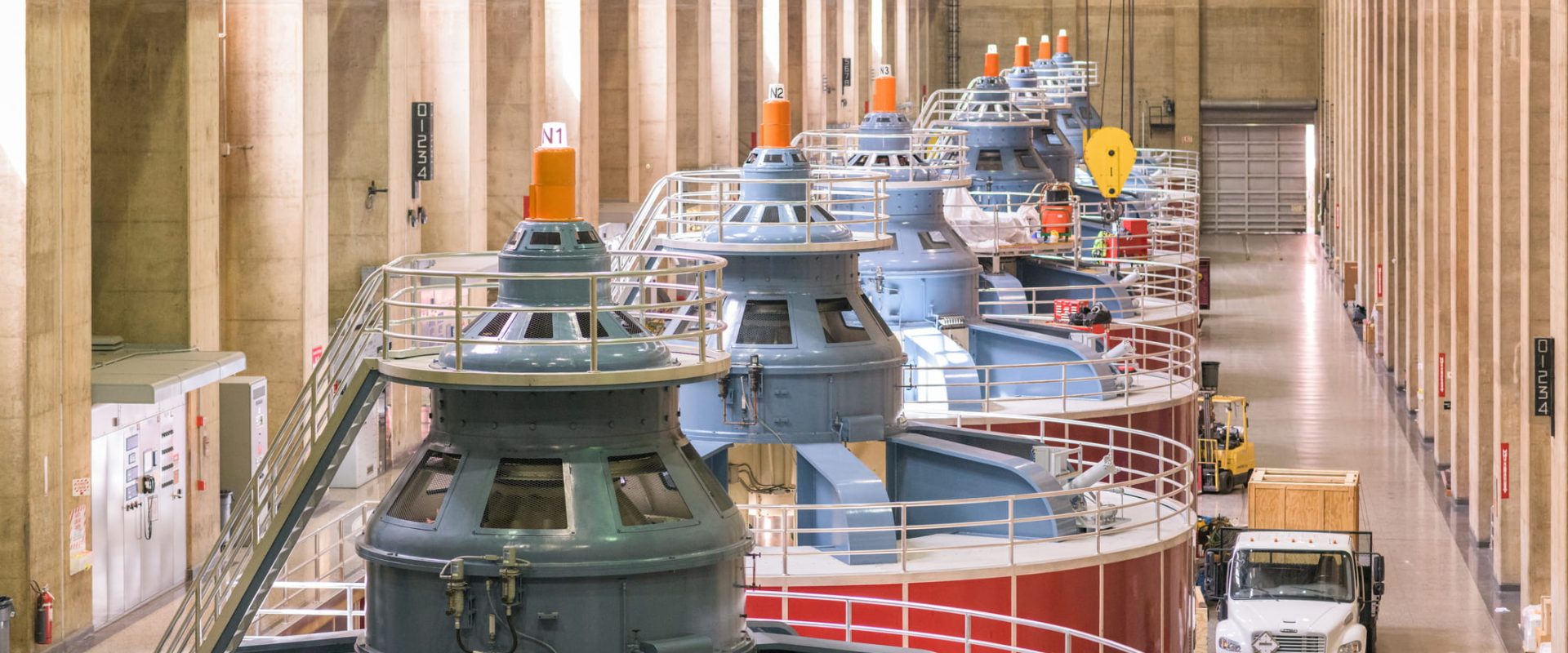 Goana după inteligența artificială riscă să blocheze rețelele electrice din SUA Companiile gigant din domeniul tehnologiei, precum Nvidia, Microsoft, Amazon și Meta, au planuri ambițioase de a investi sume colosale în dezvoltarea inteligenței artificiale