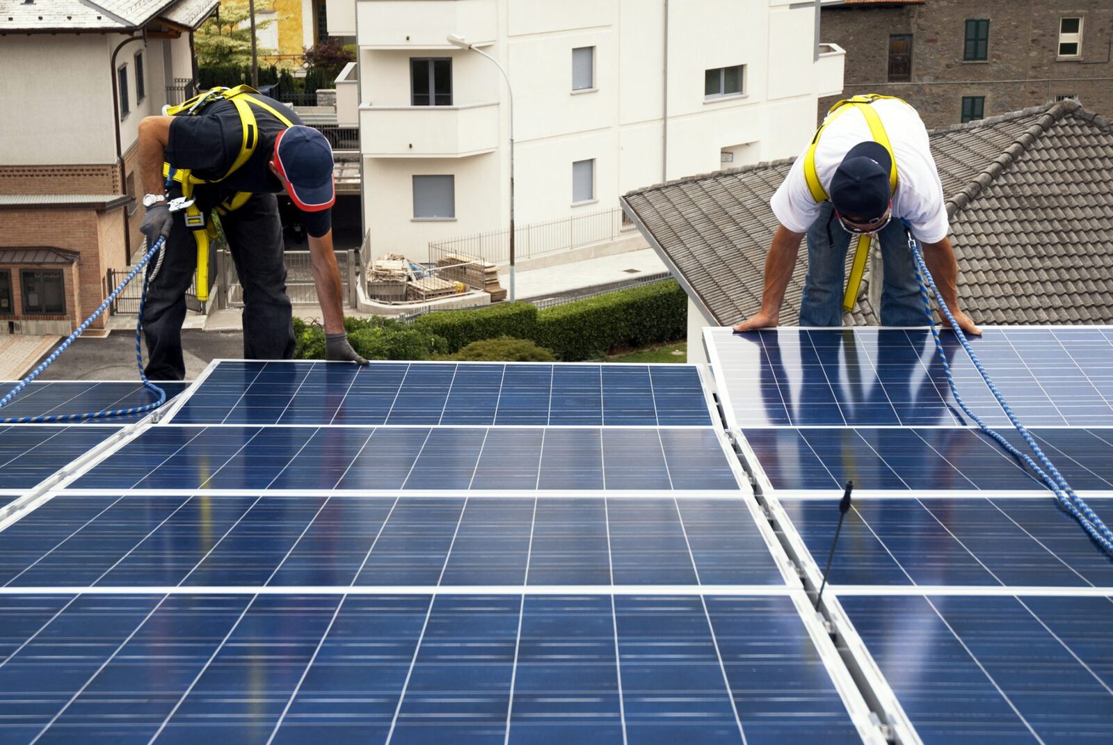 Prosumatorii români se orientează spre stocarea energiei, pe fondul schimbărilor legislative București – Numărul prosumatorilor din România este în creștere, atingând aproape 300.000, iar tot mai mulți dintre aceștia aleg să își instaleze capacități de stocare a energiei