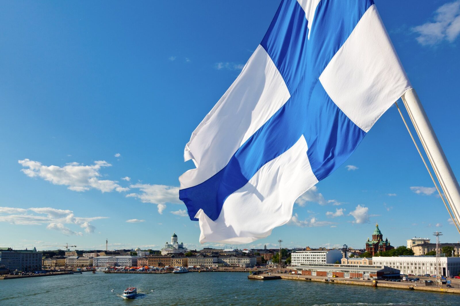 Șofer amendat cu 120.000 de euro pentru depășirea vitezei legale Un șofer din Finlanda a fost amendat cu o sumă impresionantă, 120.000 de euro, pentru că a fost prins conducând cu o viteză de 59 km/h într-o zonă unde limita era de 30 km/h