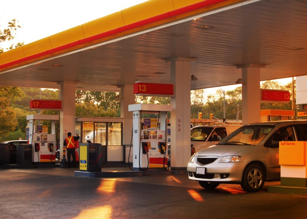 Măsuri pentru transportatori și discuții despre prețul carburanților, pe fondul tensiunilor din Orientul Mijlociu Liderul USR, Dominic Fritz, a anunțat luni seară, la Digi24, că, în contextul instabilității de pe piața petrolului generate de conflictul din Orientul Mijlociu, coaliția de guvernare a decis să prelungească schema de ajutor pentru transportatorii mari