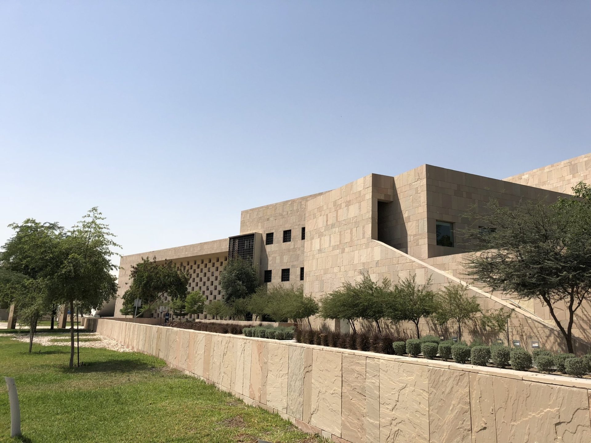 Universitățile americane din Orientul Mijlociu trec la predarea online din cauza amenințărilor Iranului Mai multe instituții de învățământ superior americane din Orientul Mijlociu au suspendat cursurile față în față și au trecut la formatul online, ca măsură de siguranță