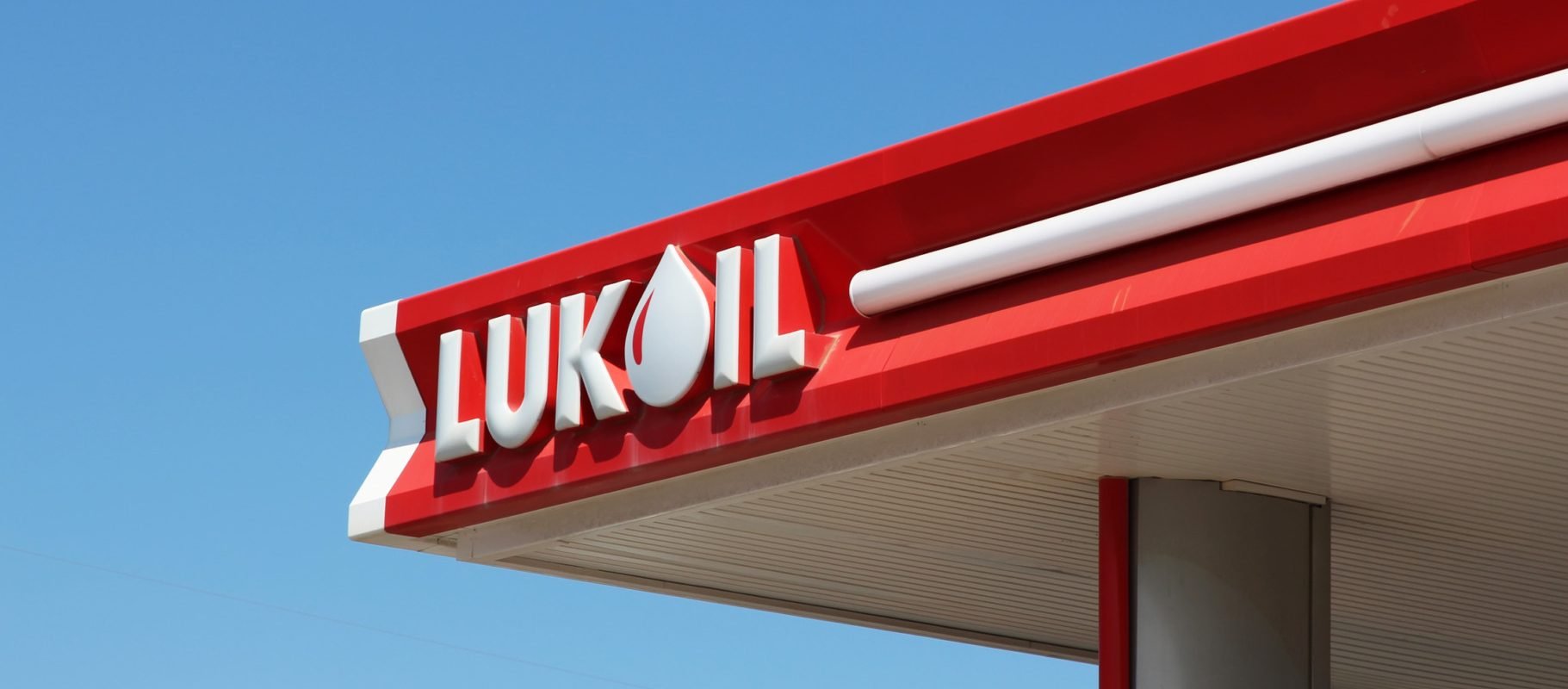 Lukoil anunță pierderi de peste 12 miliarde de dolari din cauza sancțiunilor Compania petrolieră rusă Lukoil a raportat pierderi nete de 1.059 miliarde de ruble (echivalentul a 12,386 miliarde de dolari) pentru anul trecut, conform standardelor financiare internaționale