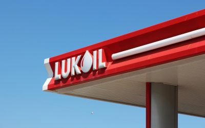Lukoil anunță pierderi de peste 12 miliarde de dolari din cauza sancțiunilor Compania petrolieră rusă Lukoil a raportat pierderi nete de 1.059 miliarde de ruble (echivalentul a 12,386 miliarde de dolari) pentru anul trecut, conform standardelor financiare internaționale