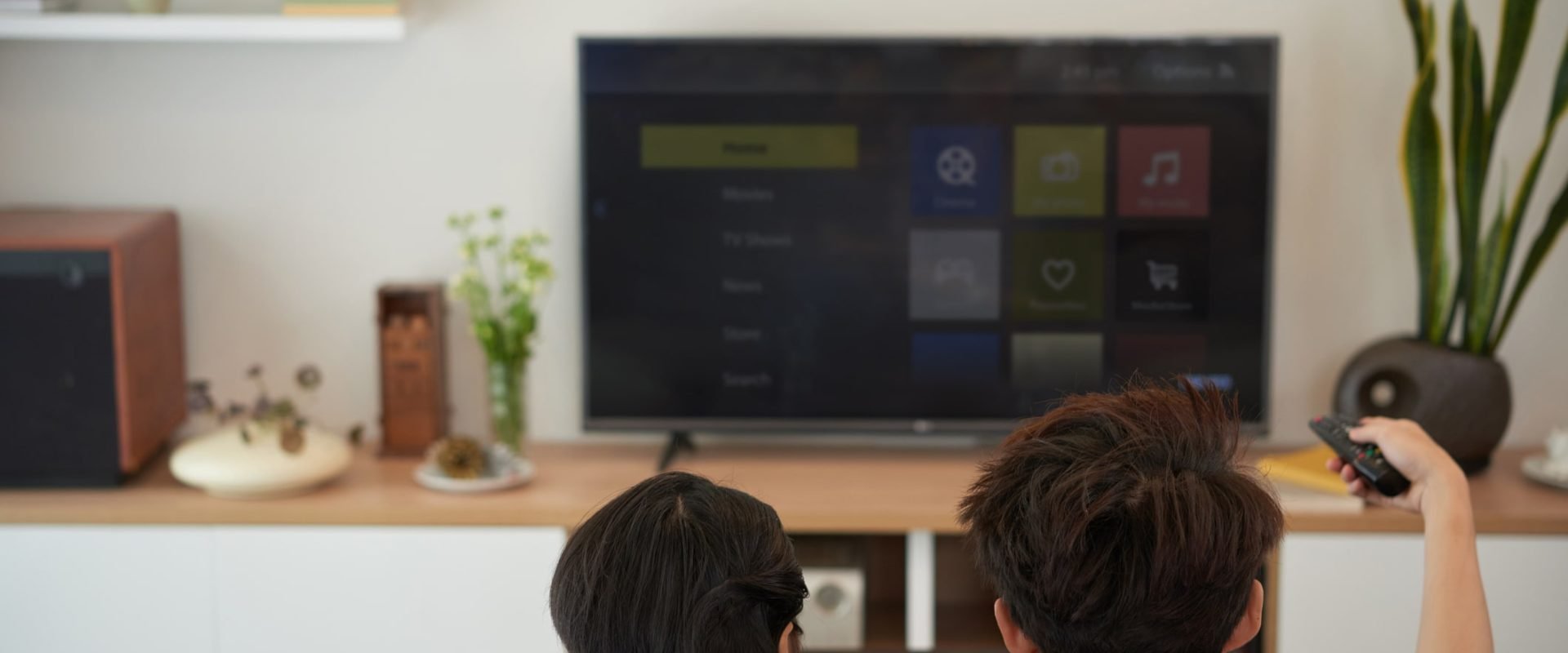 Marile companii media cer UE să reglementeze mai strict giganții tech Cele mai mari companii de televiziune și media din lume solicită Uniunii Europene să impună cele mai stricte reglementări asupra televizoarelor smart și asistenților inteligenți dezvoltați de Google, Amazon, Apple și Samsung