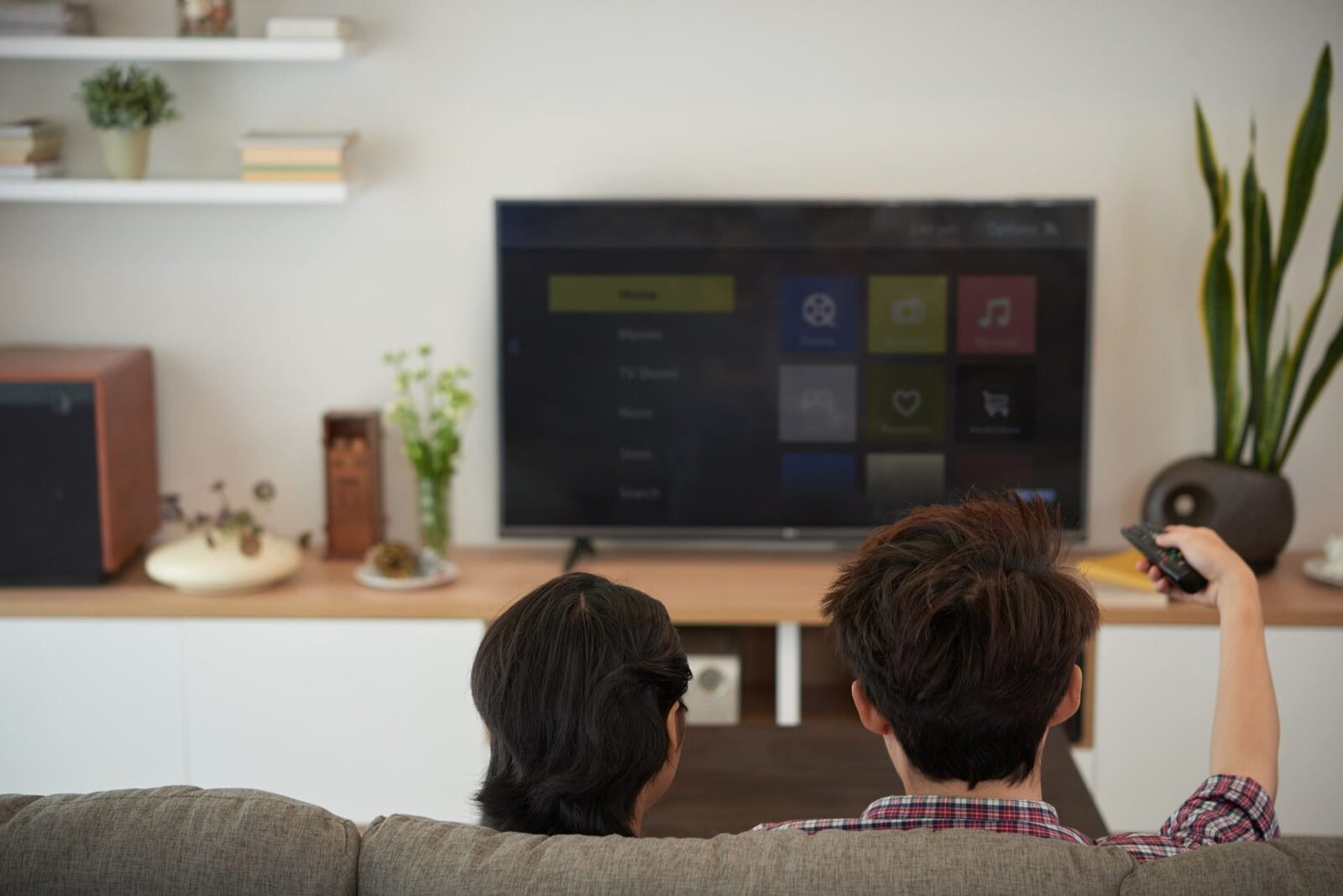 Marile companii media cer UE să reglementeze mai strict giganții tech Cele mai mari companii de televiziune și media din lume solicită Uniunii Europene să impună cele mai stricte reglementări asupra televizoarelor smart și asistenților inteligenți dezvoltați de Google, Amazon, Apple și Samsung
