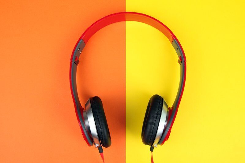 Căștile cu fir revin în atenție: Calitate superioară și simplitate, mai presus de wireless Era prevăzută moartea lor