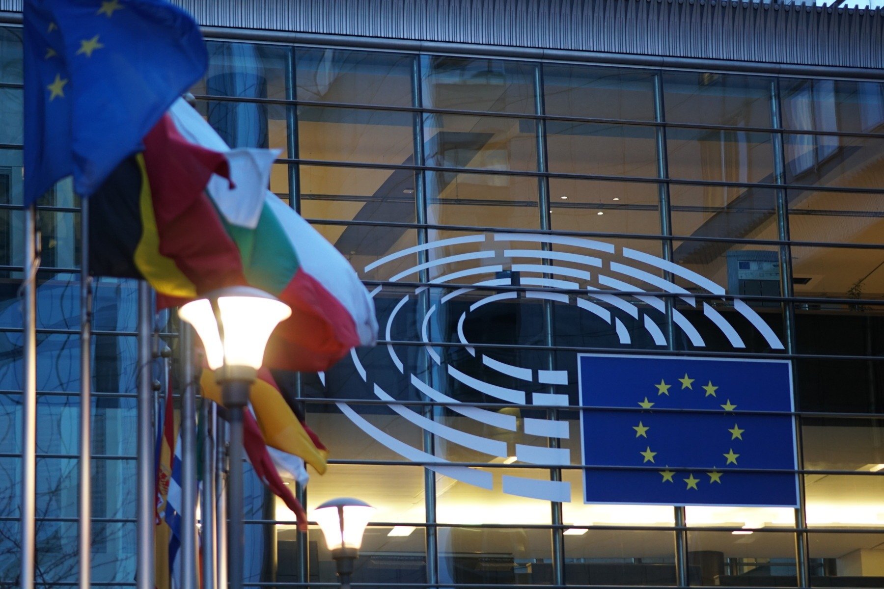 Comisia Europeană cere statelor membre să se pregătească pentru potențiale perturbări ale aprovizionării cu petrol Bruxelles- Comisia Europeană a emis un avertisment clar către statele membre ale Uniunii Europene, solicitând luarea unor măsuri coordonate și urgente pentru a asigura securitatea aprovizionării cu petrol și produse petroliere rafinate