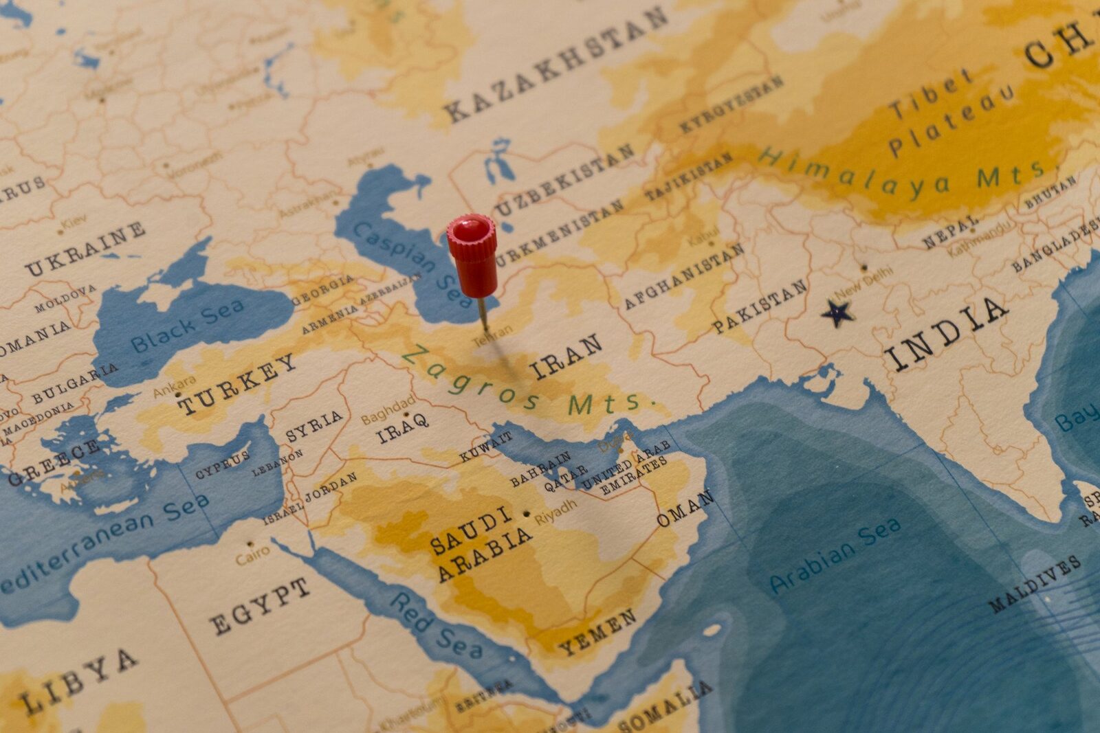 Iranul, în căutarea unei crize regionale pe fondul tensiunilor cu SUA și Israel Tensiunile dintre Statele Unite, Israel și Iran riscă să degenereze într-o criză regională, în ciuda superiorității militare a adversarilor Teheranului