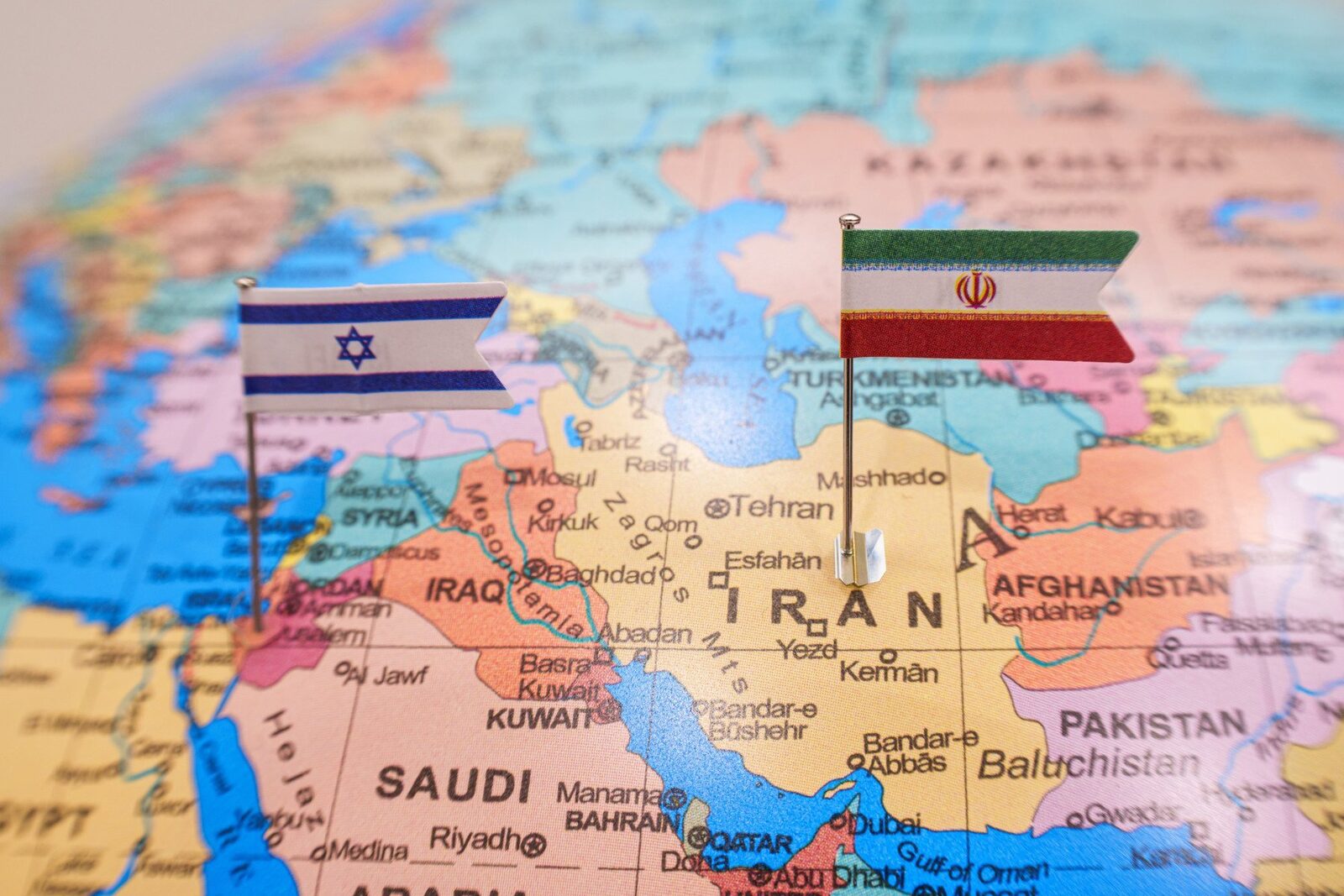 Amenințare directă: Iranul avertizează Israelul cu privire la instalațiile nucleare Un oficial militar iranian a emis o amenințare directă la adresa Israelului, avertizând că Teheranul va ataca instalația nucleară de la Dimona dacă Statele Unite și Israelul vor încerca să schimbe regimul politic din Republica Islamică