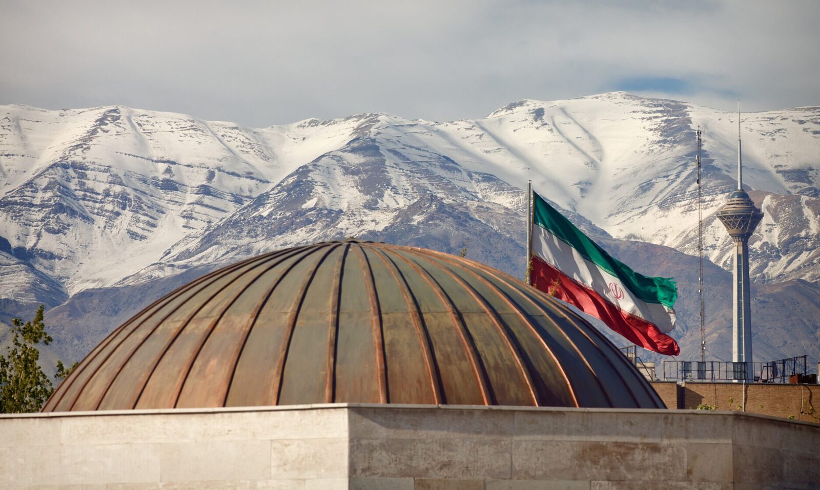Iranul rămâne ferm pe poziție în privința armelor nucleare, dar așteaptă un semnal clar de la noul lider suprem Poziția Iranului referitoare la dezvoltarea armelor nucleare nu va suferi schimbări majore