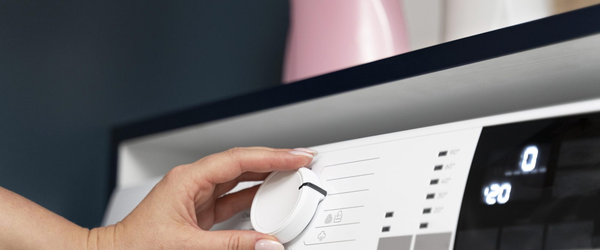 Un truc simplu pentru rufe uscate mai repede și facturi mai mici Majoritatea românilor folosesc mașina de spălat, dar puțini știu un detaliu care poate face diferența între rufe umede și rufe aproape uscate