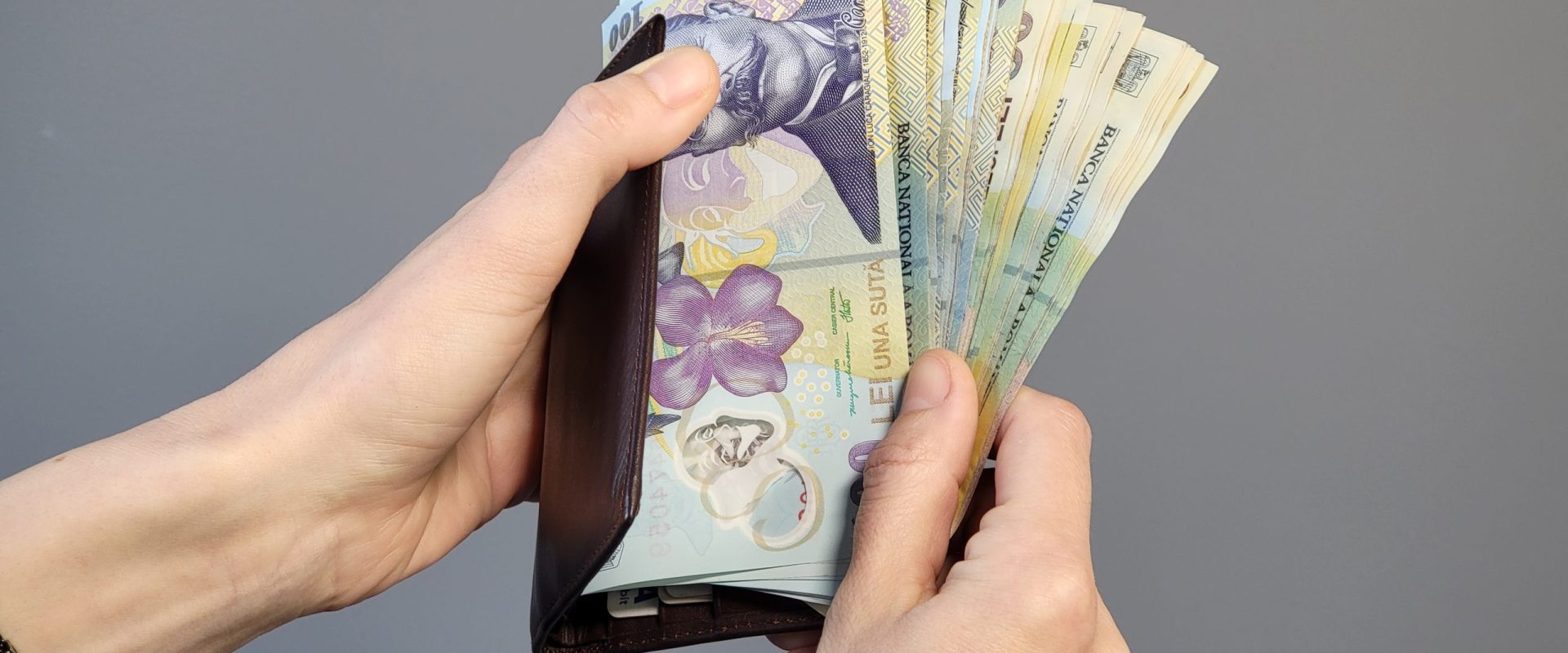 Capcanele financiare ale românilor: Cum să eviți cheltuielile inutile și să economisești eficient În contextul economic actual, gestionarea eficientă a finanțelor personale devine crucială