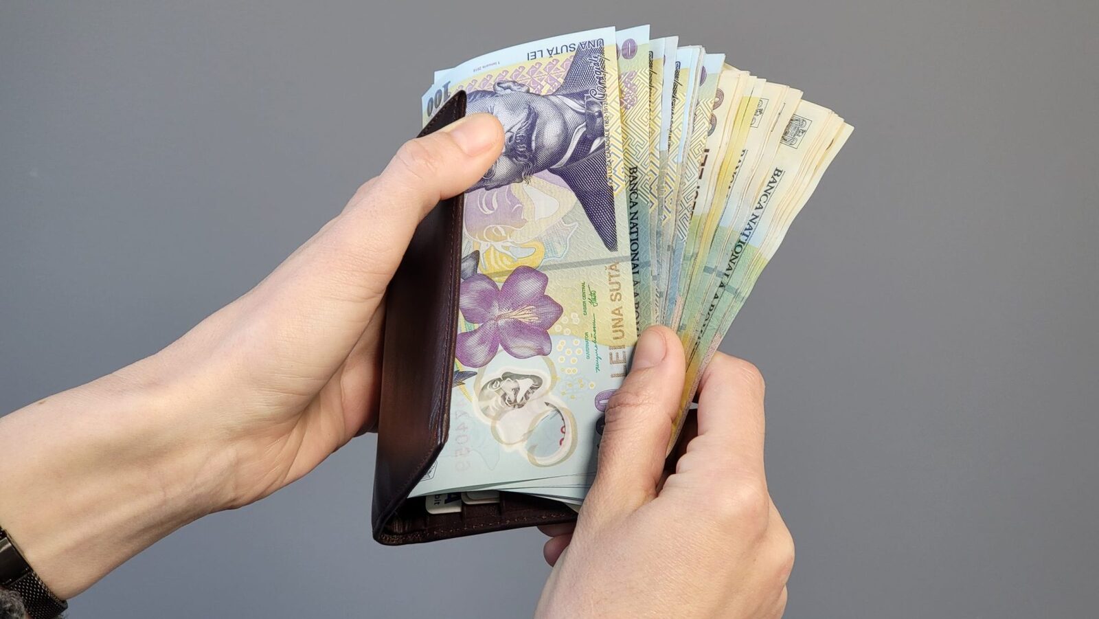 Capcanele financiare ale românilor: Cum să eviți cheltuielile inutile și să economisești eficient În contextul economic actual, gestionarea eficientă a finanțelor personale devine crucială