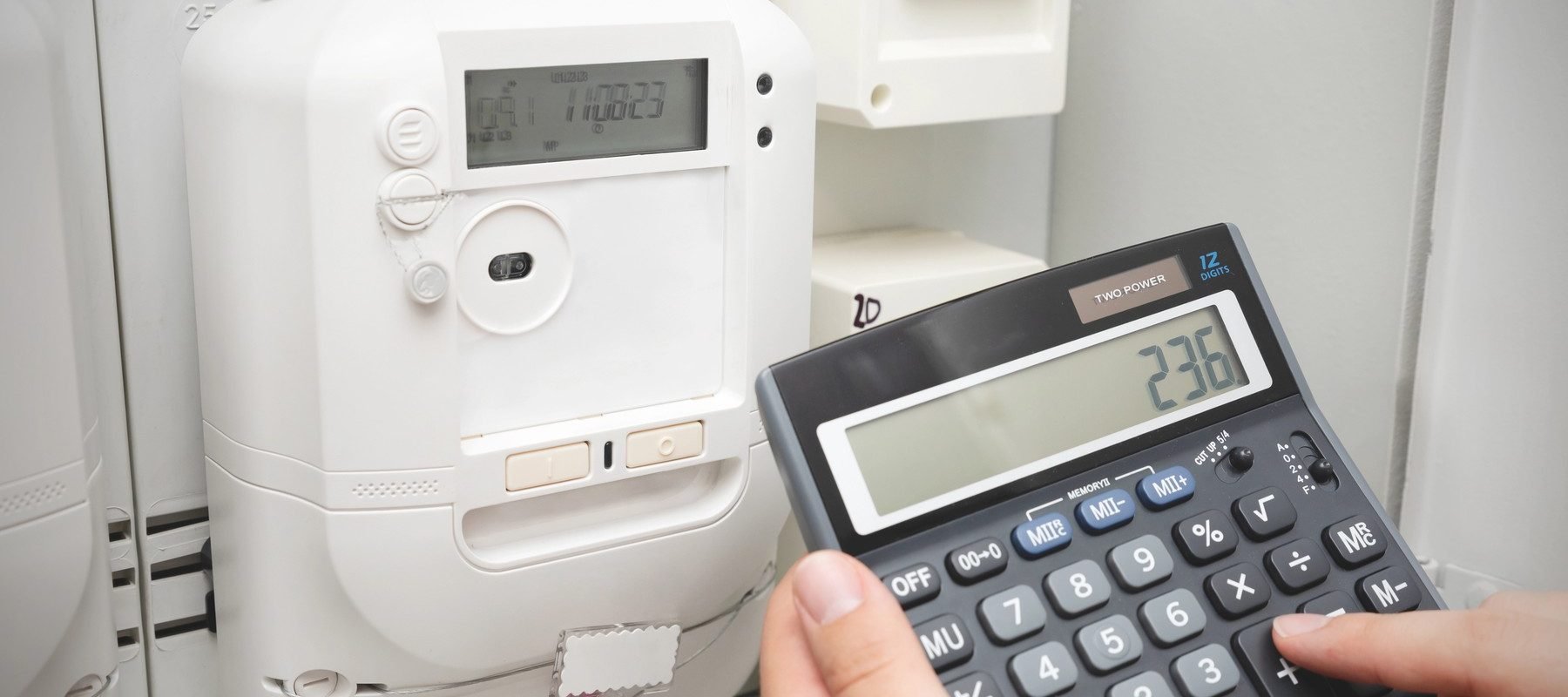 Facturile la energie: Deciziile politice modelează prețul plătit de consumatori Taxele și contribuțiile reprezintă o parte semnificativă din factura de electricitate a consumatorilor europeni, influențată direct de deciziile guvernamentale